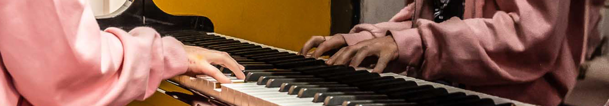 Junge Teenagerin spielt Flügel