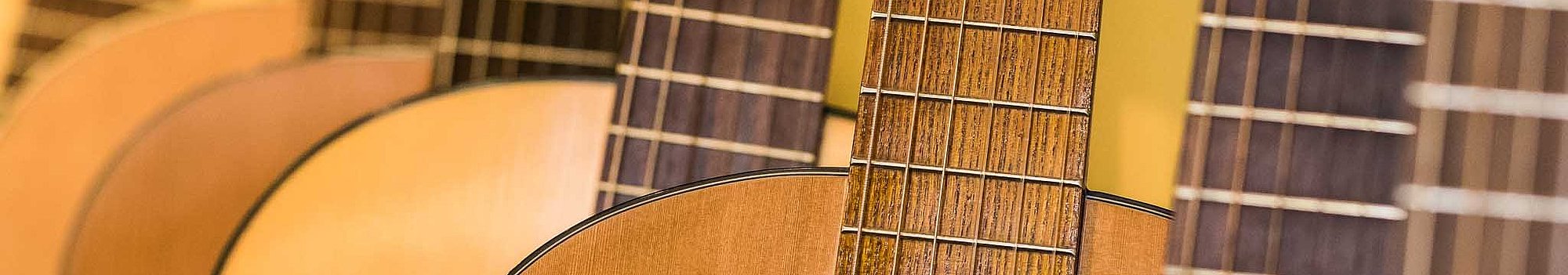 Detail akustischer Gitarren in einem Musikalienhandel