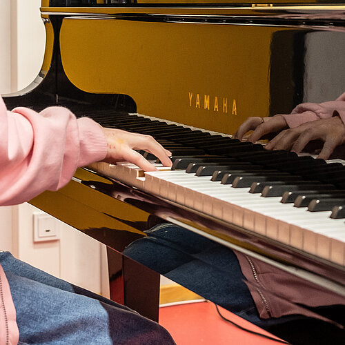 Junge Teenagerin spielt Flügel