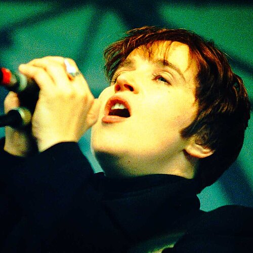 Popsängerin auf einer Bühne