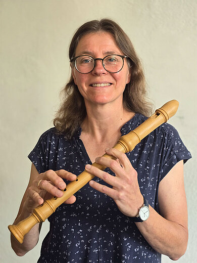 Musikschulleiterin Rahel Bach mit einer Blockflöte in der Hand.