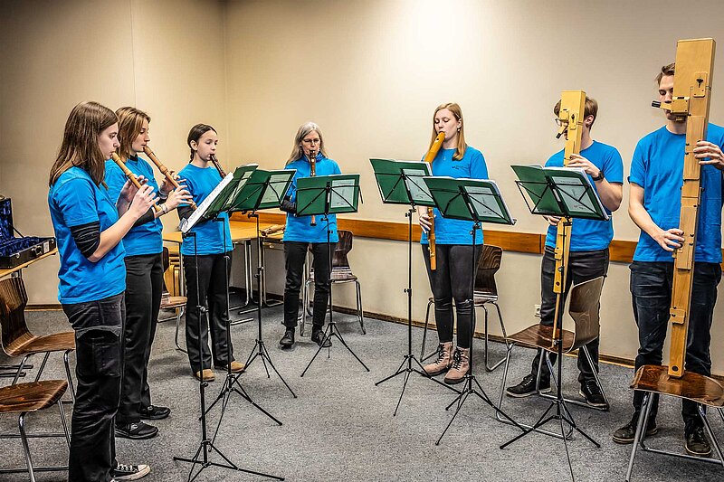 Blockflötenensemble aus 7 Personen bei der Probe mit Flöten von Sopran bis Bass