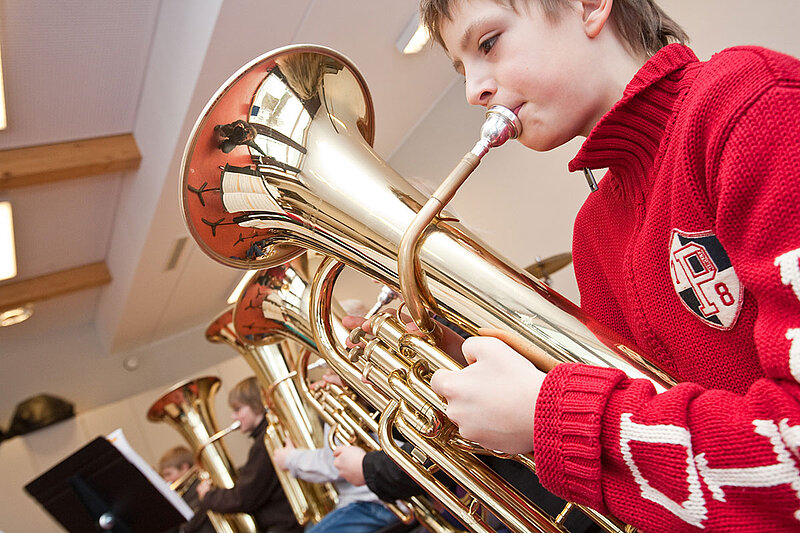 Jugendlicher spielt Tuba im Blasorchester