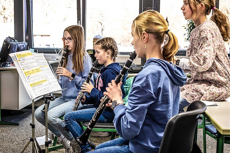 Vier junge Teenagerinnen im Klarinettenunterricht