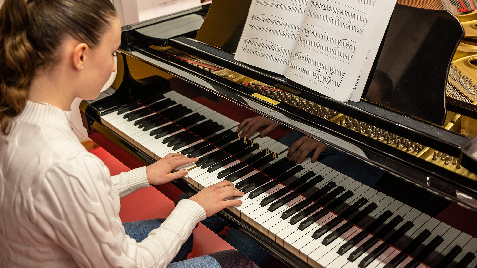 Junge Teenagerin spielt Flügel